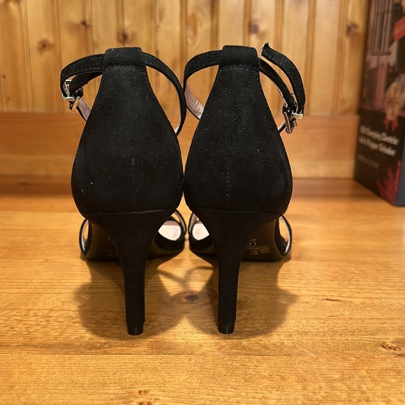COPY - Chinese Laundry Black Shoes Heels with Bow and Ankle Strap - Picture 4 of 7